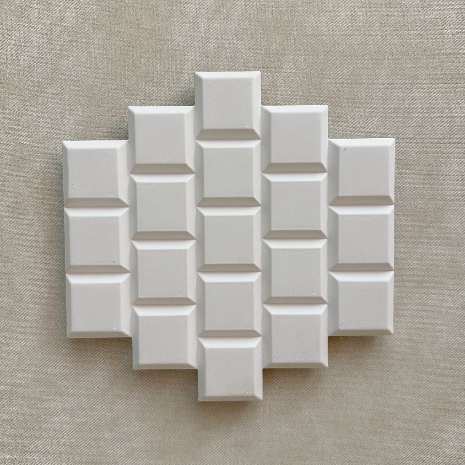 Square grid wall panel – structured Japandi design in matte plaster

